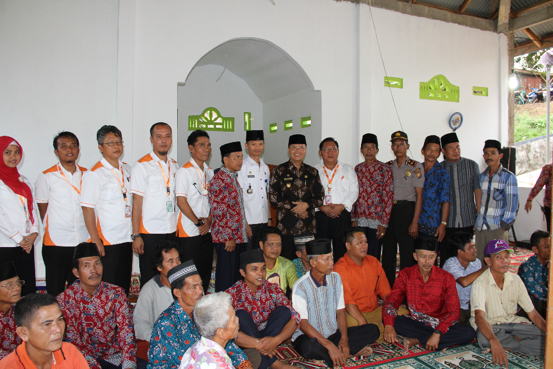 Foto bersama usai melakukan penyerahan bantuan