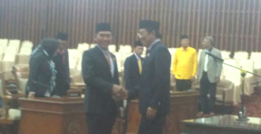 Usai Pelantikan PAW Ketua DPRD Provinsi Bengkulu Ikhsan Fajri Bersalaman dengan Ruswan YS, S.sos, M.Si Anggota DPRD Provinsi Bengkulu sisa masa jabatan 2014-2019.  