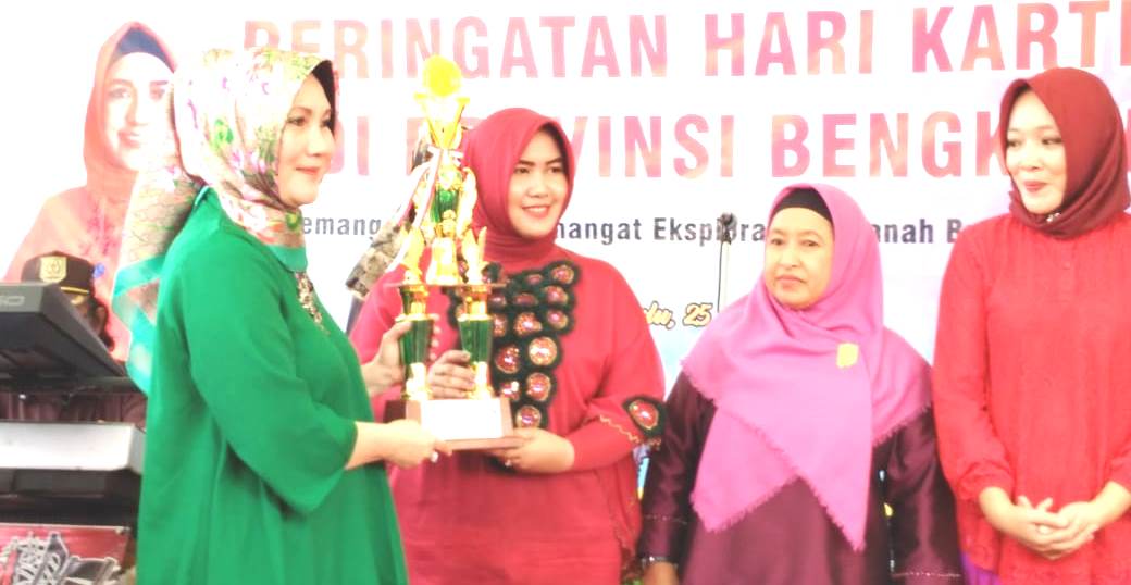 penyerahan hadiah kepada para pemenang lomba Kartini 2018