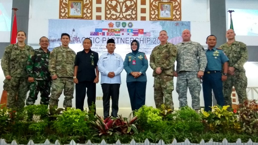 foto bersama usai Acara ramah tamah dan festival kopi di gedung serbaguna pemrov bengkulu