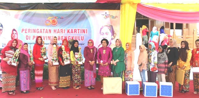 atraksi dol yang ditampilkan secara memukau oleh pengurus dan anggota Kaukus Perempuan Politik Indonesia (KPPI) Provinsi Bengkulu