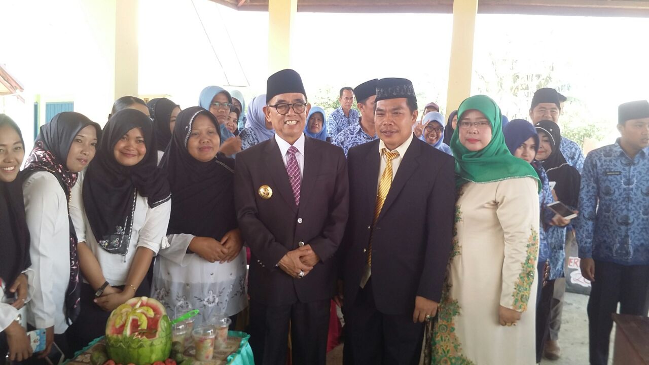 Kepala Dinas Pendidikan Kabupaten Kepahiang Bersama Bupati Kepahiang Disela-sela Acara