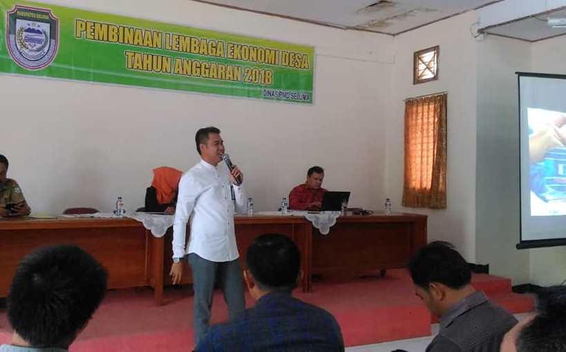 Deki Hadiwibawa Saat Menjadi Narasumber Pembinaan Lembaga Ekonomi Desa di Seluma